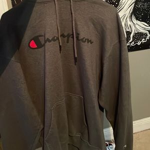 It’s a champion hoodie it’s a good size for someone that likes big hoodies